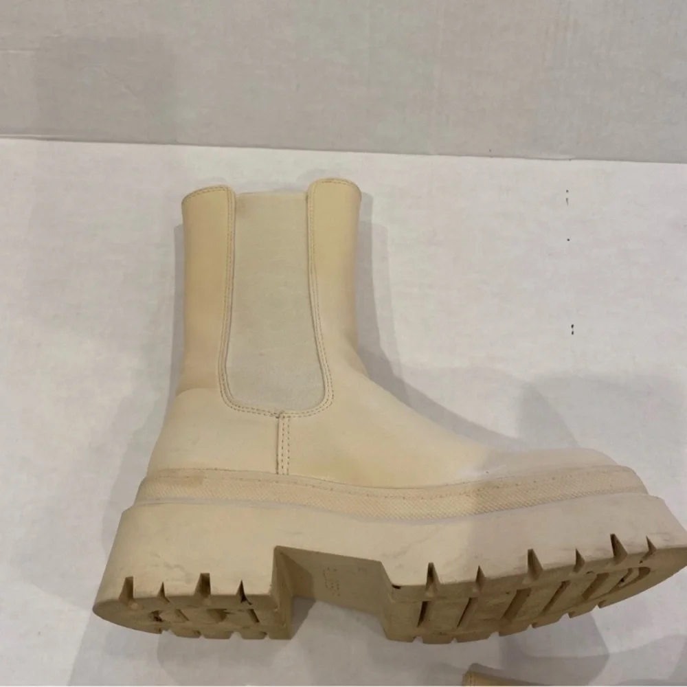 Pull&Bear cream vinyl Chelsea style pull on platform rubber rain boot size 36